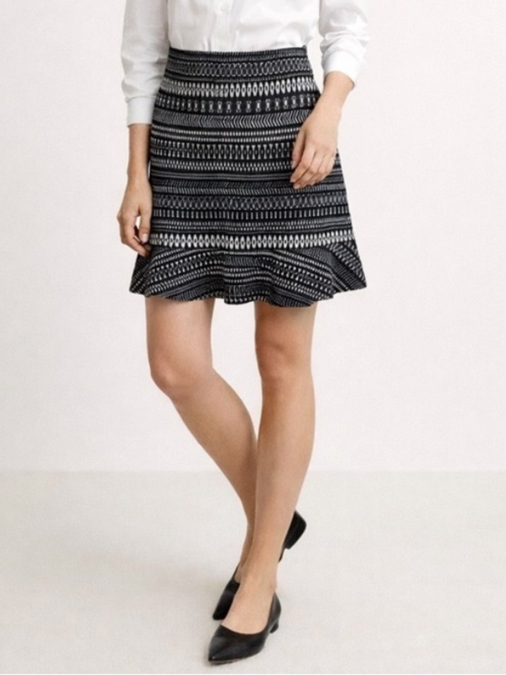 Banana Republic Skirt Size 4 Black & Ivory fall
workwear skirt